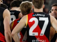 Brad Scott degli Essendon Bombers sbatte dopo la sconfitta a Port Adelaide; Jimmy Bartel e David King esprimono le loro opinioni; Tim Watson interviene