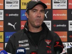 Notizie AFL 2026, video della conferenza stampa dell’allenatore degli Essendon Bombers Brad Scott prima della partita dei Kangaroos, consigli di Jimmy Bartel