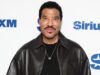 Lionel Richie svergogna le celebrità che ignorano i loro fan
