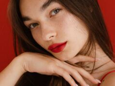 Come indossare il rossetto rosso, scegli la tonalità migliore da un truccatore