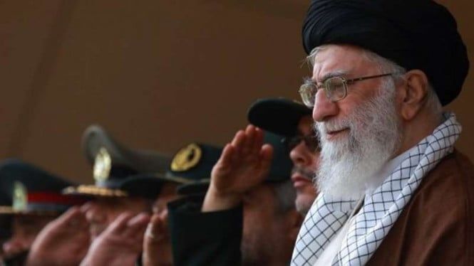5f8e0d6e63d49-viva-militer-pemimpin-revolusi-iran-ayatollah-ali-khamenei_665_374.jpg