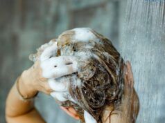 Il miglior modo approvato dal dermatologo per trattare la forfora e rimanere libero dalle scaglie