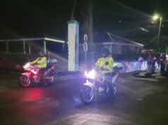 Il dipartimento del traffico facilita la parata in chiesa a Roseau