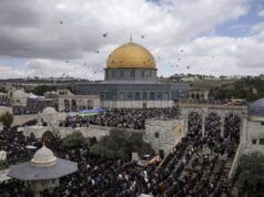 I musulmani che cercavano di eseguire la preghiera dell’Eid intorno a Masjid al-Aqsa sono stati attaccati