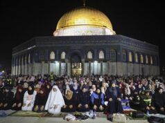 I palestinesi sono costretti a recitare la preghiera tarawih nella via della Città Vecchia di Gerusalemme, nella moschea Al-Aqsa, chiusa da Israele