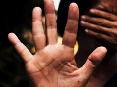 La figlia del ministro israeliano trovata morta dopo aver accusato i genitori di essere stata violentata