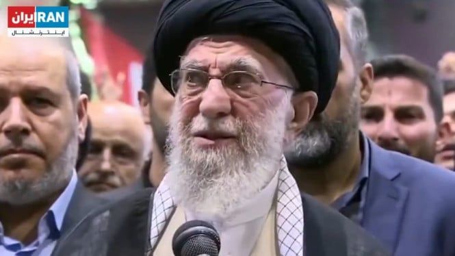 66ab6c2267632-lagi-jadi-imam-salat-jenazah-ali-khamenei-terlita-was-was-saat-melihat-ke-arah-langit-takut-rudal-israel_665_374.jpg