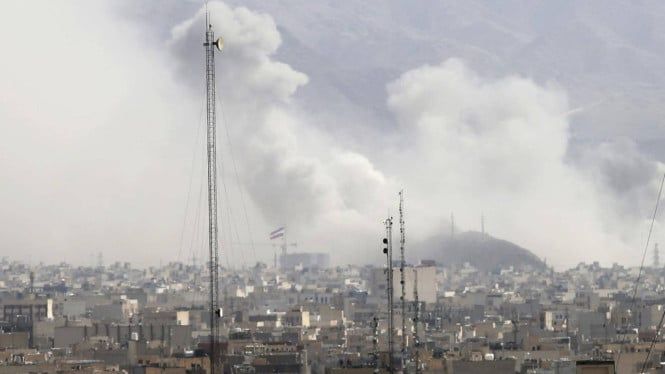 69a33449e5ab8-kepulan-asap-pasca-serangan-ke-iran_gemini_665_374.jpg