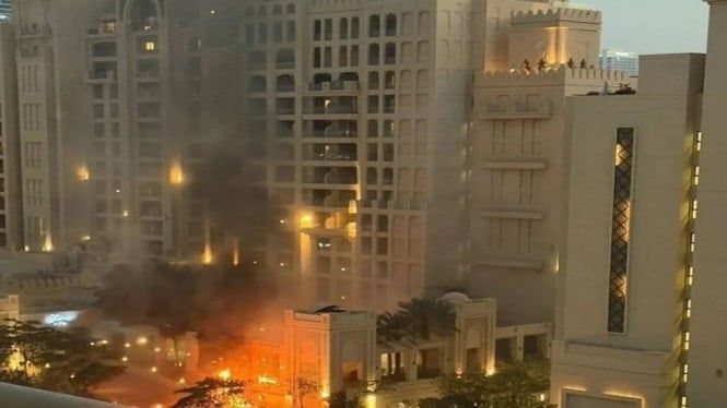 69a517dd85ce9-rudal-iran-menghantam-hotel-palm-jumairah-di-dubai-uae_gemini_665_374.jpg