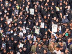 Momenti emozionanti al funerale di massa delle 165 studentesse iraniane uccise nell’attacco Israele-USA