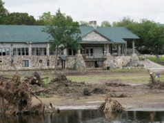 Il giudice del Texas rifiuta di chiudere Camp Mystic nonostante la richiesta della famiglia dopo le inondazioni dello scorso anno
