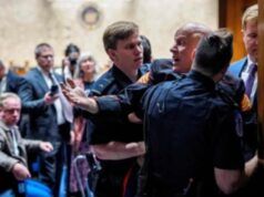 Virale! Veterano americano rimosso dal tribunale dopo aver gridato contro la guerra in nome di Israele