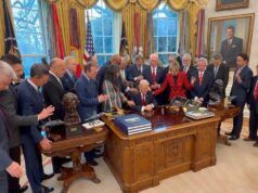 Il momento in cui Trump è stato “rapito” da dozzine di religiosi e ha pregato affinché gli Stati Uniti vincessero contro l’Iran