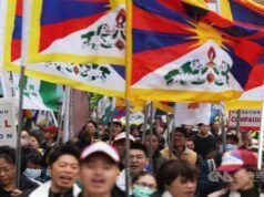 Centinaia di persone hanno tenuto una parata a Taipei per commemorare la rivolta tibetana, ricordando a Taiwan la minaccia cinese