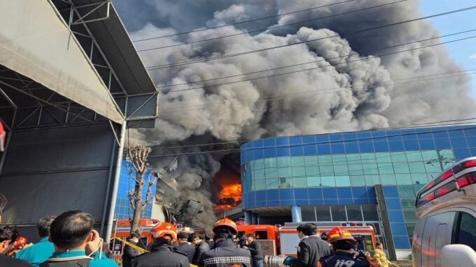 69bd57585eeff-kebakaran-di-pabrik-suku-cadang-mobil-di-kota-daejeon-korea-selatan-jumat_gemini_1265_711.jpg