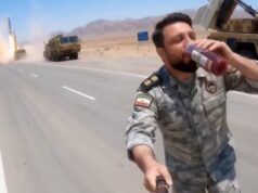 Video virale del portavoce militare iraniano che gioca sullo skateboard mentre lancia missili