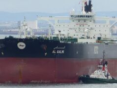 La gigantesca petroliera kuwaitiana prende fuoco nell’attacco iraniano nelle acque di Dubai, i prezzi del petrolio aumentano