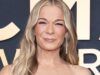 LeAnn Rimes piange dopo un massaggio profondo alla mascella, allenta la tensione