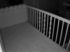 Papà si sveglia all’improvviso all’una di notte, in preda al panico quando scopre che la figlia è scomparsa dalla baby cam