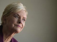 Cindy McCain è tra i 28.000 americani fuggiti dal Medio Oriente mentre il conflitto si intensificava