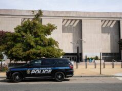 L’amministratore di Trump reagisce dopo che un agente della polizia del parco statunitense ha sparato durante un’imboscata