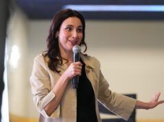 Greg Abbott probabilmente perderà mentre Gina Hinojosa vince le primarie democratiche del Texas