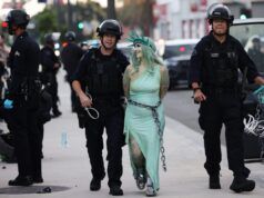 Gas lacrimogeni, arresti alla protesta dei ‘No Kings’ di Los Angeles vicino alla prigione federale