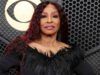 Chaka Khan afferma che le pop star moderne che usano i loro “glutei” e “parti del corpo” sul palco stanno “compensando ciò che non hanno”