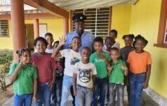 La pattuglia uniforme alla scuola elementare di San Sauveur migliora l’interazione con gli studenti