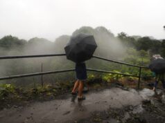 Aggiornamento sulla tempesta alle Hawaii: più di 100.000 persone senza elettricità a causa dell’allarme inondazioni