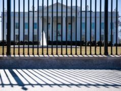 Il furgone attraversa la barricata vicino alla Casa Bianca, dicono i servizi segreti