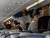 Passeggeri a bordo di un aereo: quello che nota nei bagagli a mano lo infastidisce: “imbarazzante”