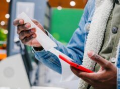 Il consumatore acquista la soda al supermercato, impreparato alla “frode” che vede sullo scontrino