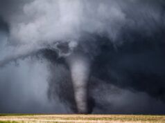 Sono stati emessi avvisi di tornado mentre a migliaia di persone è stato detto di mettersi al riparo