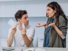 Un uomo controlla il conto in banca: “ferito e tradito” Ciò che vede: “Mi fido di lui”