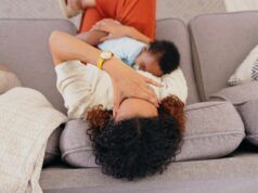 La neo mamma chiede aiuto al marito di notte, scioccata dall’entusiasmo del messaggio di MIL