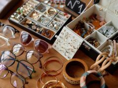 Il Thrifter compra un braccialetto da $ 4 al negozio, poi lo cerca su Google