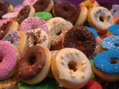 Centinaia di ciambelle avvistate in un cassonetto: Internet impara dopo lo stordimento