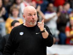 L’allenatore di basket in ascesa rifiuta il programma ACC
