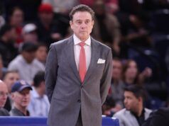 Rick Pitino consegna un messaggio ai fan di St. John prima dello scontro con il Duca