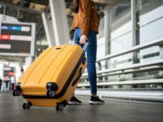 Una donna saluta la sua migliore amica all’aeroporto: nessuno è pronto per il suo benvenuto “a sorpresa”.