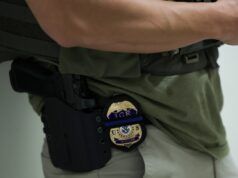 L’ICE controlla i documenti dei parenti dei nuovi Marines al momento del diploma