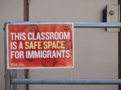 I bambini immigrati privi di documenti possono perdere il diritto all’istruzione gratuita?