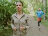 L’uomo va a fare jogging sul sentiero, non preparato alla reazione “scomoda” della donna