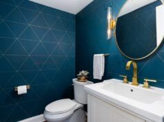 L’uomo nota qualcosa di strano nel bagno, poi capisce