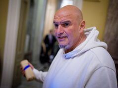 John Fetterman condanna le proteste “orrende” per la morte dei soldati americani