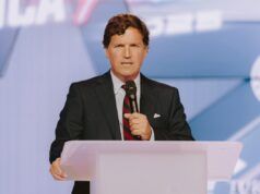 Tucker Carlson affronta le accuse di “agente straniero”, afferma: “Leggono i miei testi”