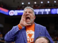 Bruce Pearl ha attirato critiche per le azioni durante la sconfitta di Auburn nel torneo SEC
