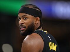 L’HC dell’Arkansas John Calipari reagisce al raccapricciante infortunio di Moses Moody