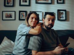 L’uomo saluta gli invitati al matrimonio, impreparato per l'”esame” della moglie in seguito